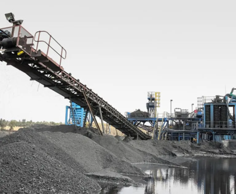 Coal_Mining_and_processing_in_South_Africa - Thomas Edison Electric This image shows coal mining and processing infrastructure, typically used for handling raw coal.