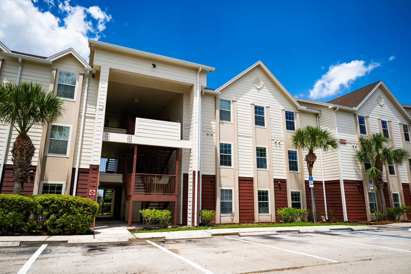 Panther_Bay-Building-A_2940-1400x933_72 - Thomas Edison Electric This image shows an apartment complex in Florida.